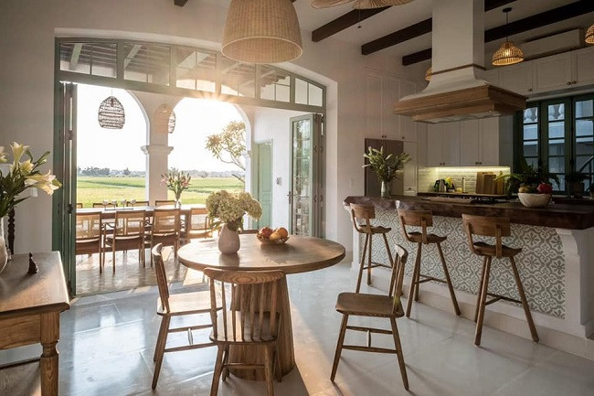 Nhà bếp có tầm nhìn thẳng ra hồ bơi và ruộng lúa.