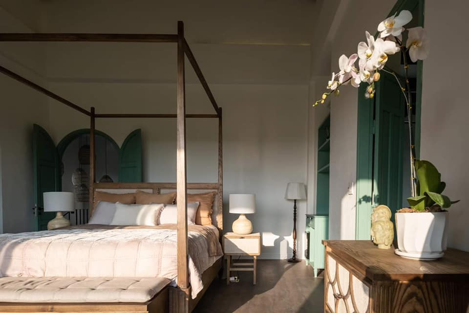 Phòng ngủ chính trên gác nhận ánh nắng tối đa.