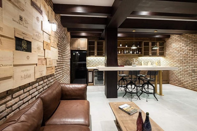 Nhà bếp có tầm nhìn thẳng ra hồ bơi và ruộng lúa.