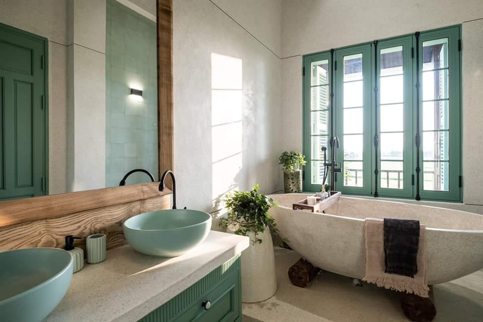 Phòng tắm thậm chí cũng có view lúa.