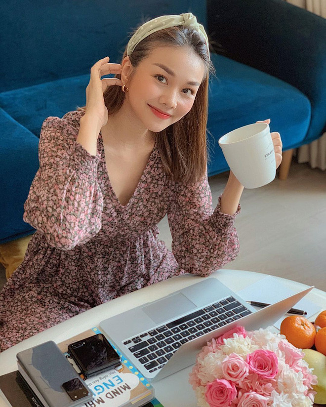 Thanh Hằng sử dụng bàn trà làm nơi làm việc luôn, vừa tiện, vừa thoải mái.