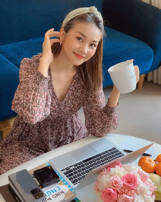 Thanh Hằng sử dụng bàn trà làm nơi làm việc luôn, vừa tiện, vừa thoải mái.