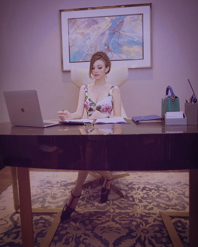 Phòng làm việc của Huyền Baby sang trọng, đẳng cấp với chiếc bàn lớn, sàn sáng bóng.