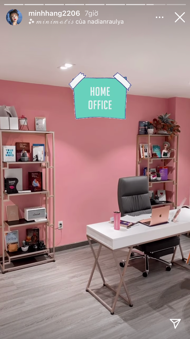 Mới đây, Minh Hằng khoe phòng làm việc lý tưởng với tông màu hồng ngọt ngào. Trong phòng có bàn trắng trang nhã, ghế xoay cho sếp và chiếc kệ đựng tranh, sách...