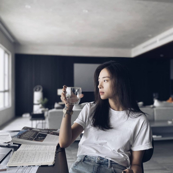 Bàn làm việc của Ngô Thanh Vân có tông đen, hợp với màu sắc chủ đạo là đen/trắng của căn nhà.