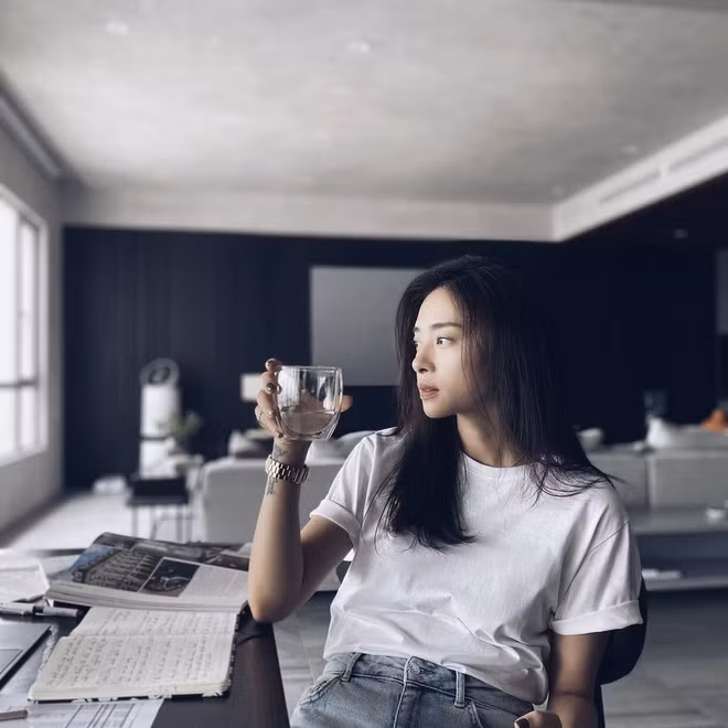 Bàn làm việc của Ngô Thanh Vân có tông đen, hợp với màu sắc chủ đạo là đen/trắng của căn nhà.