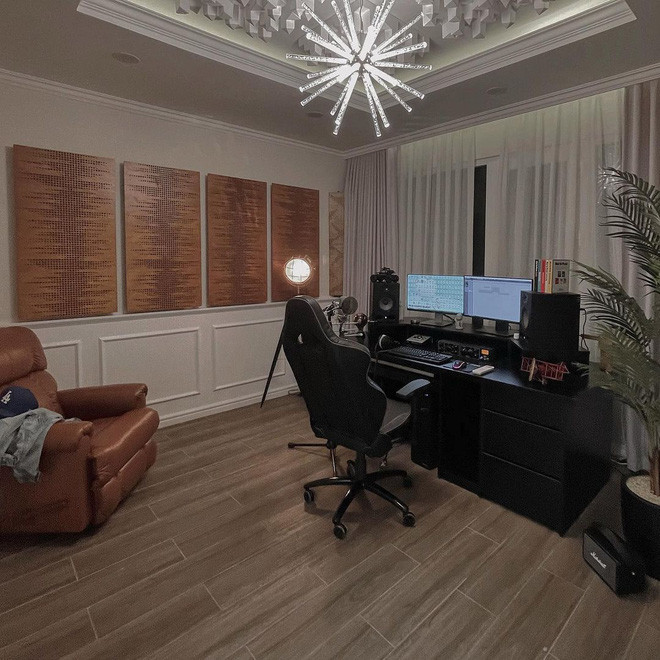 Nơi làm việc của Sơn Tùng M-TP đơn giản nhưng rất phong cách.