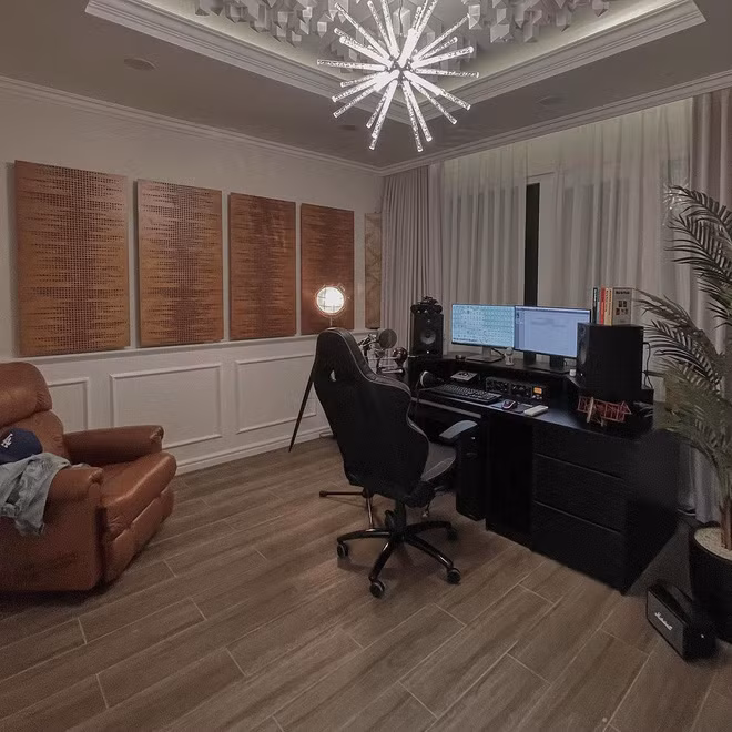 Nơi làm việc của Sơn Tùng M-TP đơn giản nhưng rất phong cách.