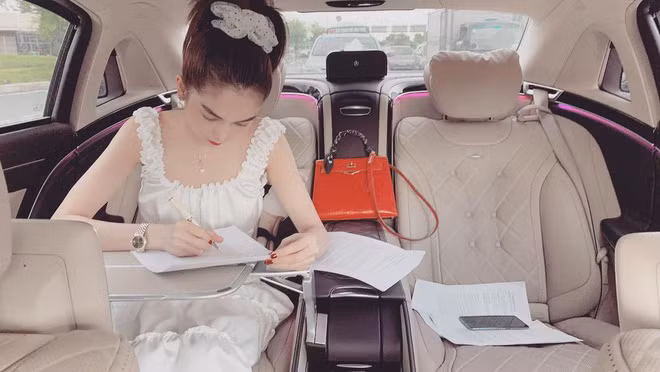 Dù có biệt thự sang chảnh nhưng Ngọc Trinh lại thường xem xế hộp là nơi làm việc, ký giấy tờ. Nguồn ảnh: FBNV.