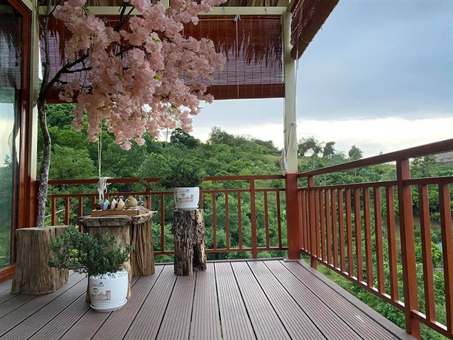 Trong khu đất rộng 10.000m2 của nam nghệ sĩ còn có không gian thưởng trà tuyệt đẹp. Ảnh: VTCNews.