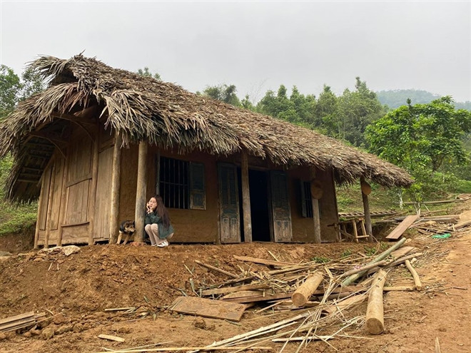 Ca sĩ Việt Hoàn rất thích thú với những ngôi nhà tranh vách đất mà anh dựng ở đây. Ảnh: VTCNews