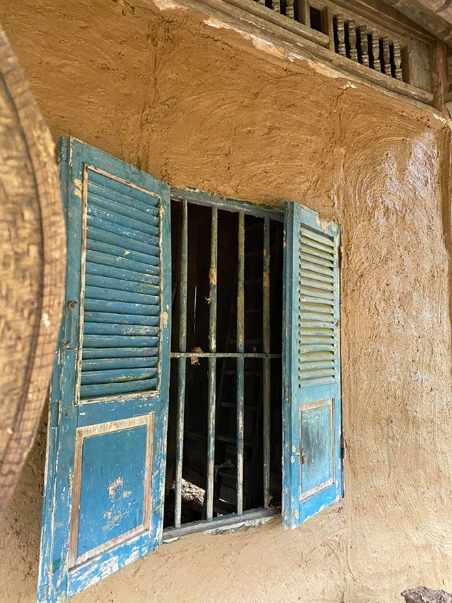 Ca sĩ Hoa Trần - vợ NSƯT Việt Hoàn - hài hước chia sẻ về sở thích của chồng: "Nhà tranh vách đất của 'chị Dậu' Việt Hoàn. 'Chị' mê cái nhà này mụ hết cả mị và bảo nếu ở những năm đầu thập niên 90 nhìn thấy cảnh này thì nản lắm đấy, bây giờ lại thấy đẹp lạ lùng". Ảnh: VTCNews.