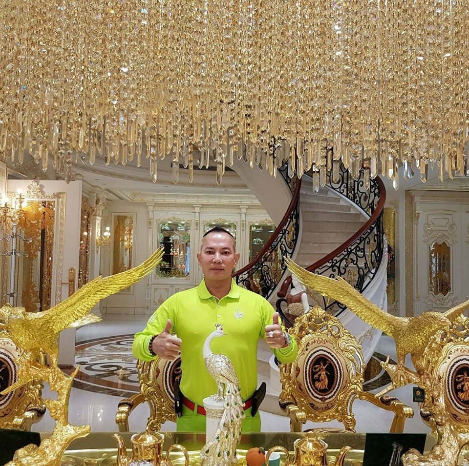 Ông Hu khoe ội thất bên trong dinh thự nguy nga của mình. Nguồn ảnh: Suara.