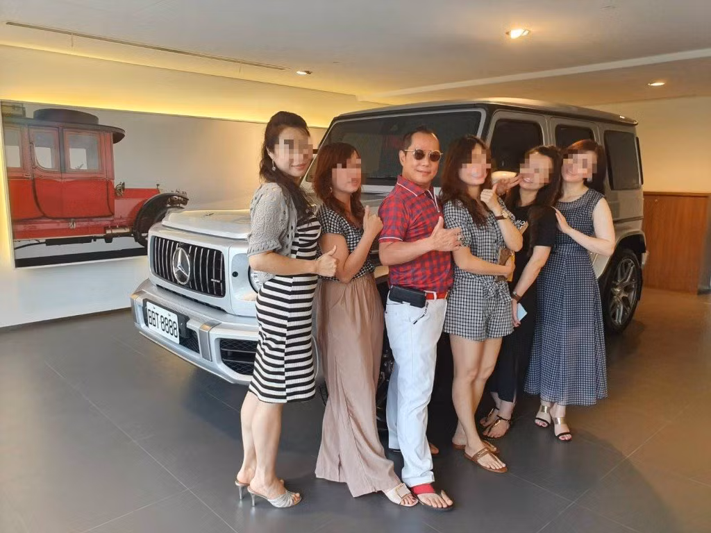 Năm 2019, vị đại gia này gây chú ý khi tiết lộ ông có 4 vợ, 16 nhân tình và 14 con. Do luật Đài Loan không cho phép một người được lấy nhiều vợ hoặc chồng nên Hu thực chất chỉ kết hôn trên mặt pháp luật với một trong số 4 người vợ của mình.