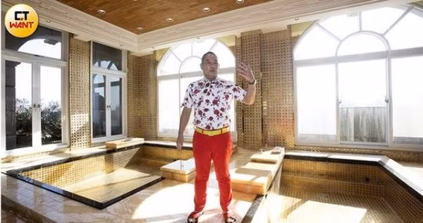 Hu Han Feng còn thiết kế phòng tắm hạnh phúc trên tầng 8 của ngôi nhà, bao gồm 4 buồng tắm trong suốt nhằm mục đích thỉnh thoảng tắm chung cùng các bà vợ.