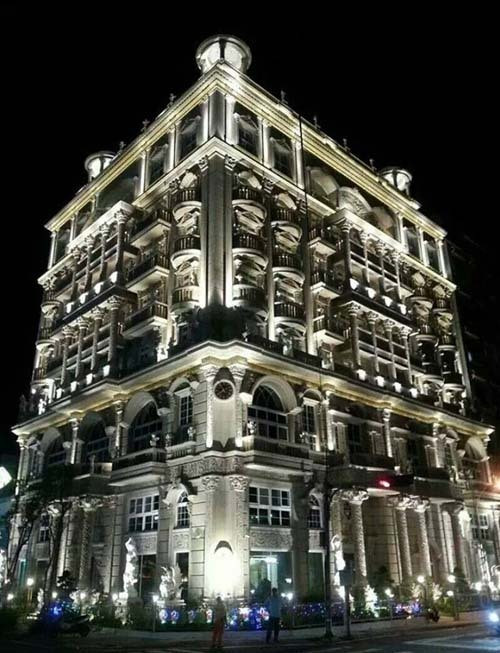 Đáng chú ý, đại gia Trung Quốc đã chi 13 triệu USD để xây một căn biệt thự 8 tầng cho vợ con và bồ sinh sống. Nhìn bên ngoài biệt thự trông như một cung điện châu Âu.