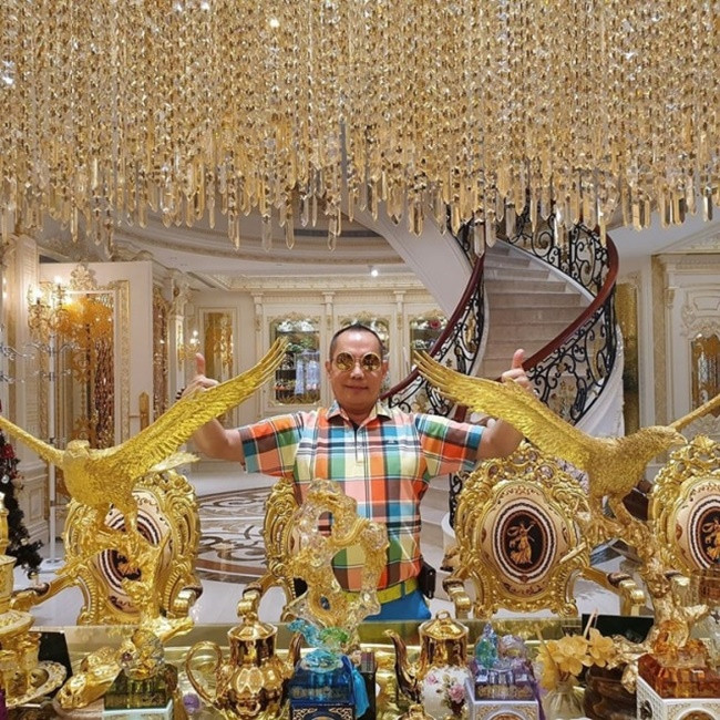 Nhiều món trang trí trong nhà được dát vàng lộng lẫy.