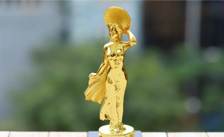 Vài năm gần đây, xu hướng quà 8/3 mạ vàng được nhiều đại gia Việt quan tâm. Ông Quang Tú, đại diện Golden Gift Việt Nam – thương hiệu chuyên chế tác quà vàng cao cấp ở Hà Nội cho biết, cách đây hơn 2 tháng có một vị đại gia tìm đến công ty để bàn về việc chế tác, mua số lượng tượng lớn để tặng khách hàng. Ảnh: Golden Gift