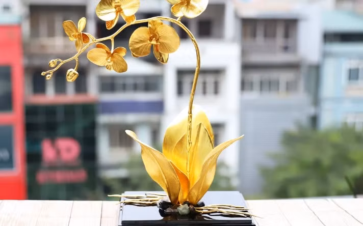 Không chỉ hoa hồng, hoa phong lan phú quý mạ vàng cũng được không ít khách hàng chọn làm quà tặng 8/3. Ảnh: Golden Gift