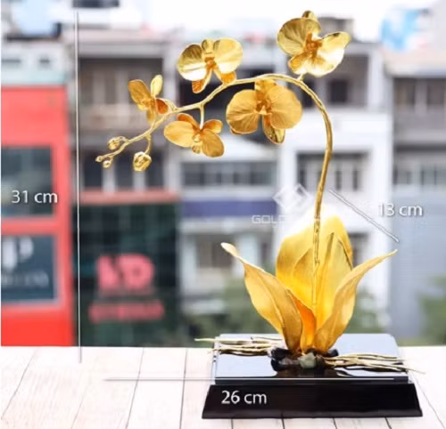 Hoa Lan Phú quý được chế tác từ kim loại quý, bề mặt được phủ một lớp vàng để tăng thêm sự sang trọng, giá từ 8,5 - 10 triệu đồng. Ảnh: Golden Gift