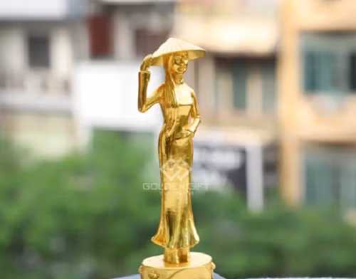 Tượng cô gái Việt Nam mạ vàng với thiết kế áo dài cách điệu cùng chiếc nón lá truyền thống được mạ vàng có giá 3 triệu đồng/bức. Ảnh: Golden Gift
