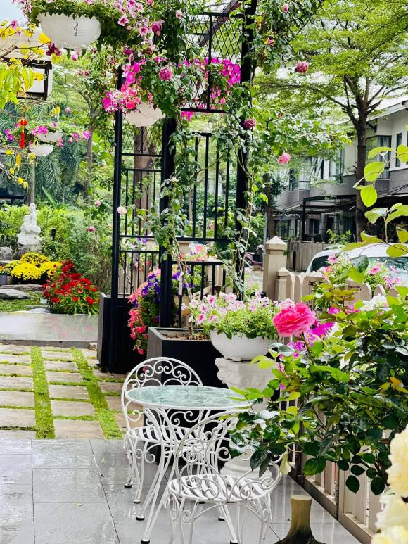 Ngoài rau, biệt thự của Nhật Kim Anh còn có nhiều hoa và cây cảnh.