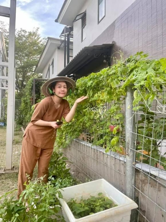Trong thời gian TP HCM thực hiện giãn cách toàn thành phố. Nhật Kim Anh dành thời gian chăm sóc mẹ, trồng cây ở biệt thự.