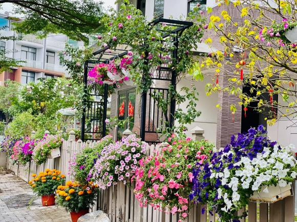 Không gian vườn hoa rực rỡ bên ngoài biệt thự.