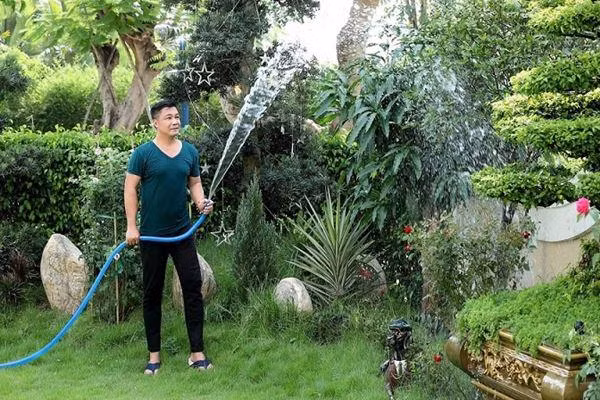 Trong biệt thự, tài tử Lý Hùng dành một phần diện tích để trồng cây, nuôi chim, thả cá. Ảnh: FBNV