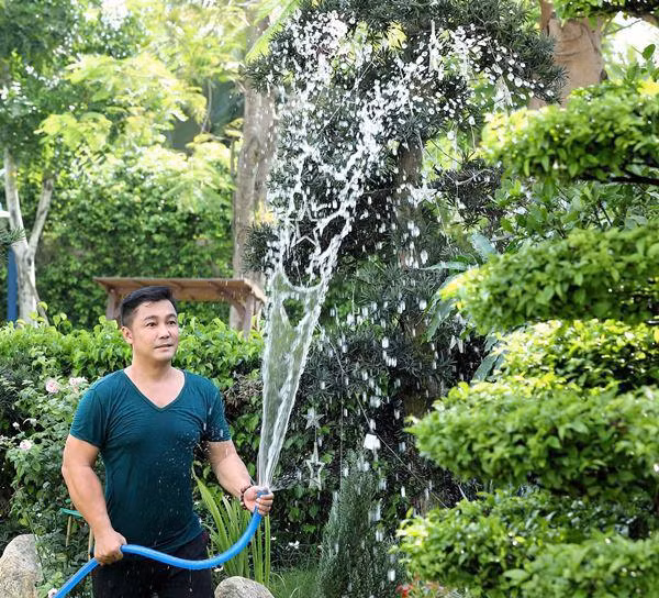 Lý Hùng cho biết đây là lúc được sống chậm để gần gũi người thân, làm những điều trước đây không có thời gian làm. Ảnh: FBNV