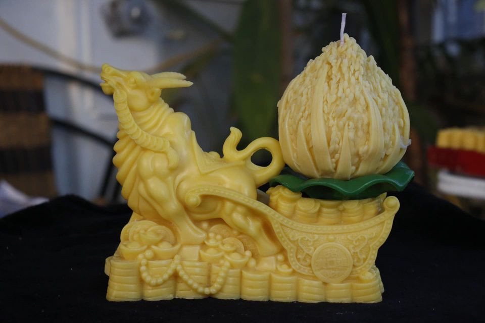 Với tạo hình con trâu kéo theo vàng bạc, tượng trưng cho sự giàu sang, phú quý, nến trâu vàng hiện đang là mặt hàng thu hút nhiều người dân mua chơi nhân dịp Tết Tân Sửu 2021. Ảnh: Facebook.