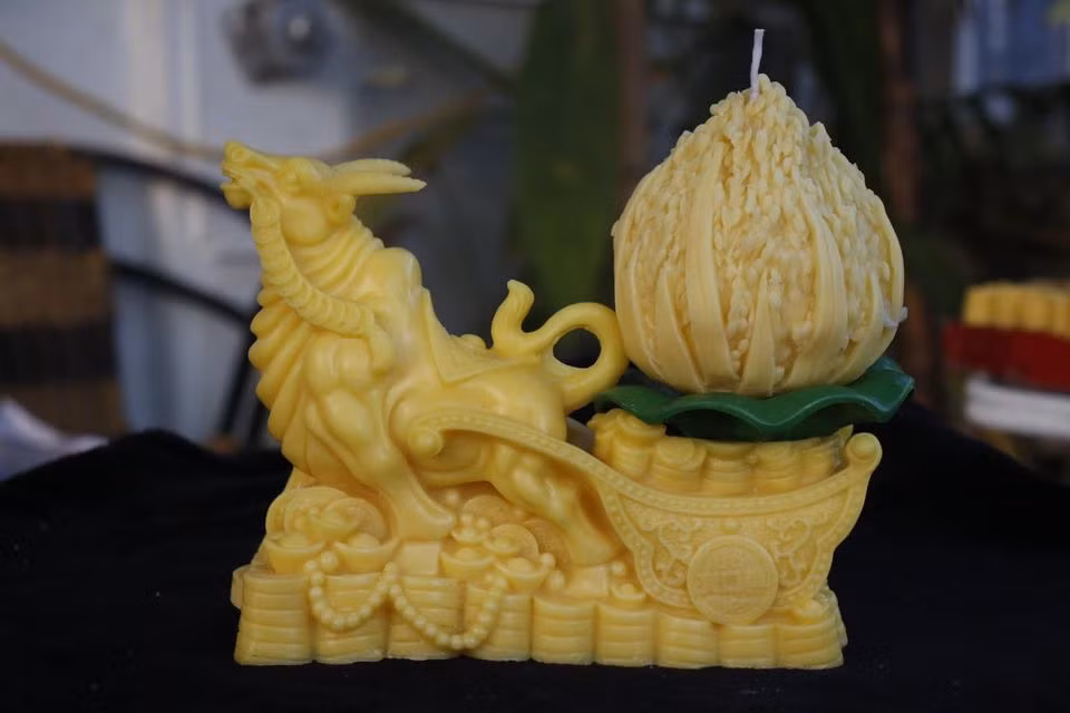 Với tạo hình con trâu kéo theo vàng bạc, tượng trưng cho sự giàu sang, phú quý, nến trâu vàng hiện đang là mặt hàng thu hút nhiều người dân mua chơi nhân dịp Tết Tân Sửu 2021. Ảnh: Facebook.