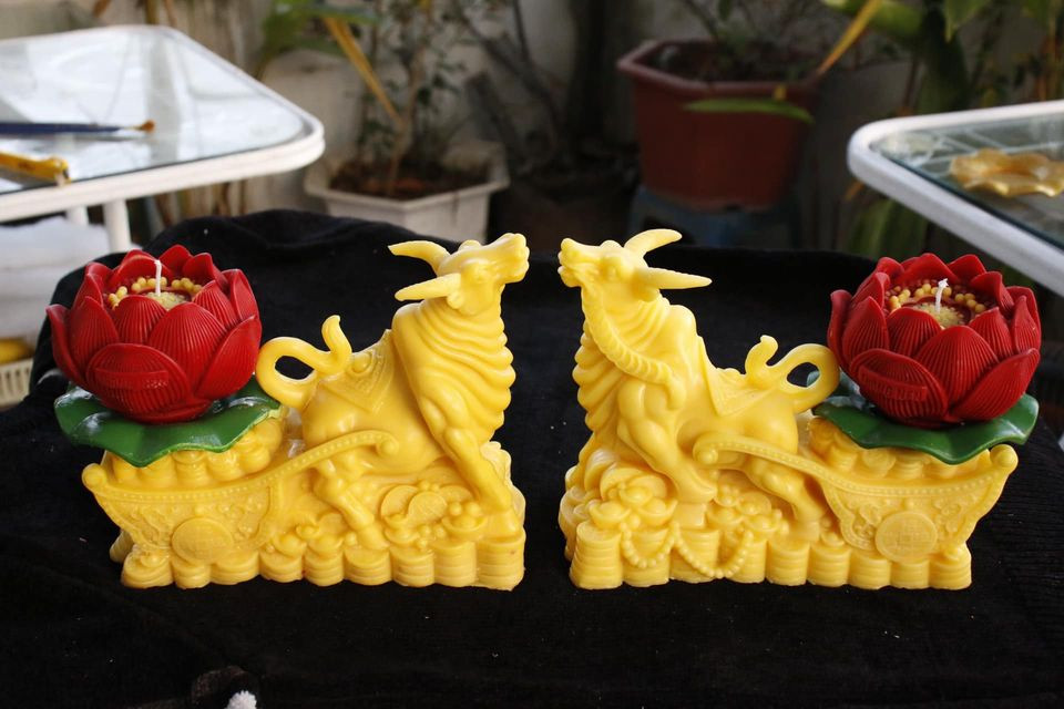 Nguyên liệu tạo ra trâu vàng đều từ nến đốt nên khách ngoài mua về trưng bày có thể dùng để đốt như các loại nến cháy thông thường. Ảnh: Facebook.