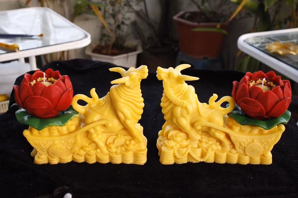 Nguyên liệu tạo ra trâu vàng đều từ nến đốt nên khách ngoài mua về trưng bày có thể dùng để đốt như các loại nến cháy thông thường. Ảnh: Facebook.