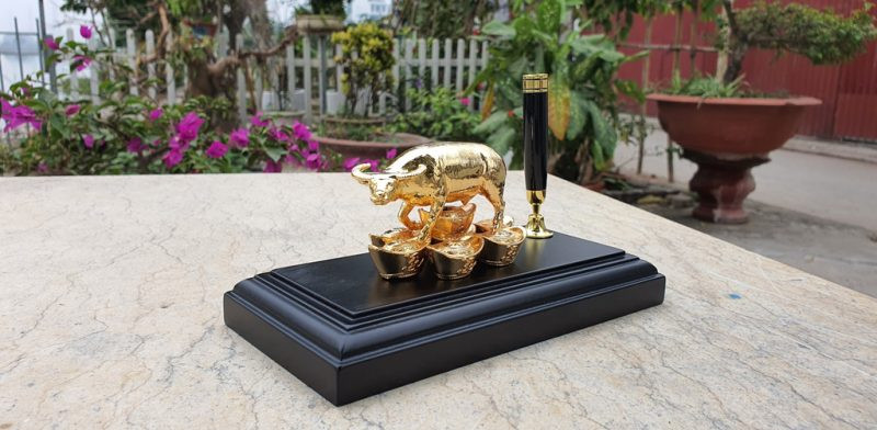 Giá các tượng trâu mạ vàng phụ thuộc vào kích thước và chất liệu. Những sản phẩm thuộc phân khúc cao cấp thì khách hàng chủ yếu là các công ty, doanh nghiệp hoặc cá nhân có nhu cầu tặng đối tác, chính khách trong và ngoài nước. Ảnh: Goldentree.