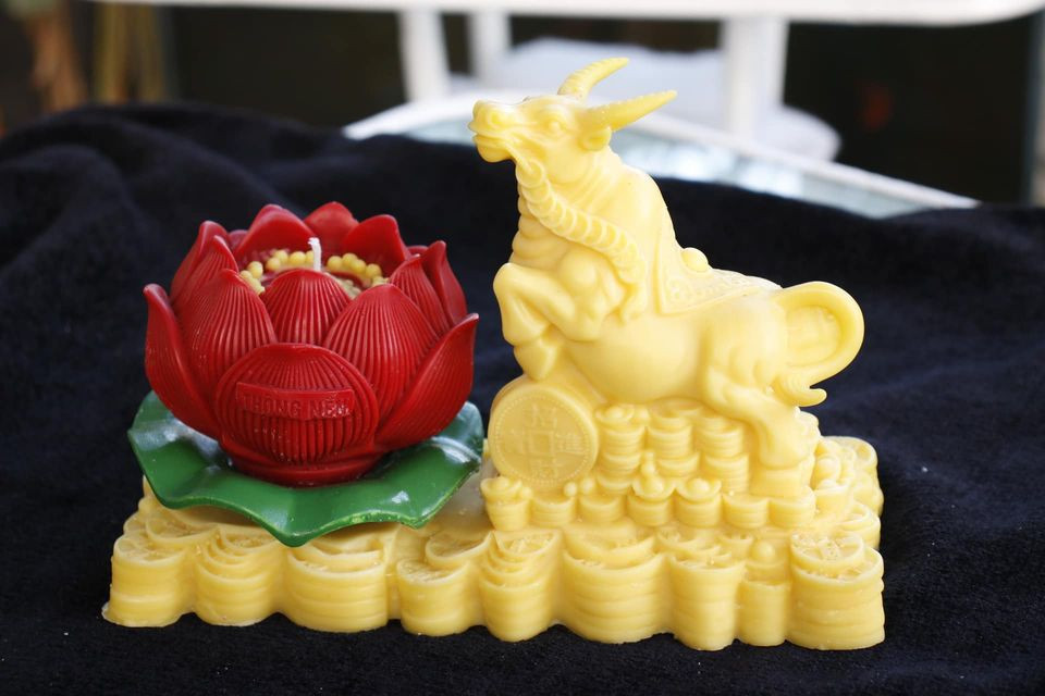 Giá bán lẻ mỗi chiếc nến trâu vàng là 250.000 - 350.000 đồng/sản phẩm. Ảnh: Facebook.