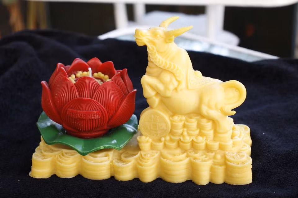 Giá bán lẻ mỗi chiếc nến trâu vàng là 250.000 - 350.000 đồng/sản phẩm. Ảnh: Facebook.