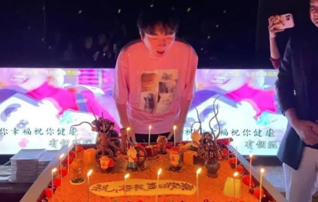 Nhân dịp sinh nhật lần thứ 33 (3/1/2021), thiếu gia Vương Tư Thông - con trai tỷ phú Vương Kiện Lâm tổ chức một bữa tiệc sinh nhật hoành tráng bên cạnh những người đẹp.