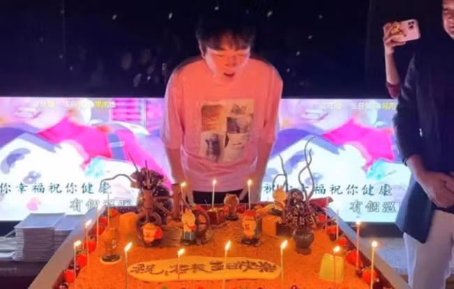 Nhân dịp sinh nhật lần thứ 33 (3/1/2021), thiếu gia Vương Tư Thông - con trai tỷ phú Vương Kiện Lâm tổ chức một bữa tiệc sinh nhật hoành tráng bên cạnh những người đẹp.