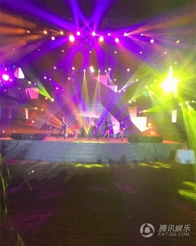 Năm 2015, Tư Thông mời hẳn nhóm nhạc nữ Hàn Quốc đình đám T-ara biểu diễn mừng sinh nhật của mình. Nguồn ảnh: Weibo.