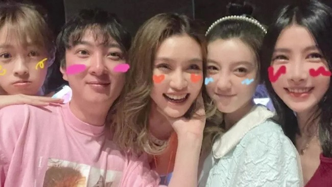 Không chỉ vậy, có thông tin nói rằng thiếu gia Trung Quốc này còn đi máy bay riêng tới bữa tiệc.