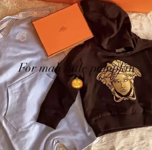 Chiếc áo Versace cũng tầm 5,5 - 7,5 triệu đồng.