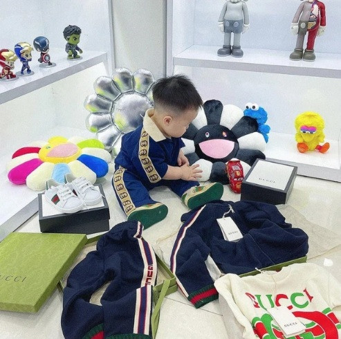 Joyce Phạm - ái nữ nhà đại gia Minh Nhựa rất chăm chỉ sắm hàng hiệu cho con trai Jayden. Rich kid Sài thành từng khoe môt lần sắm đồ cho con gồm 5-6 món đều là của Gucci.