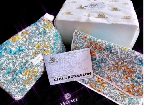 Thậm chí, túi đựng bỉm sữa cũng đến từ thương hiệu Versace giá khoảng 14 triệu đồng.