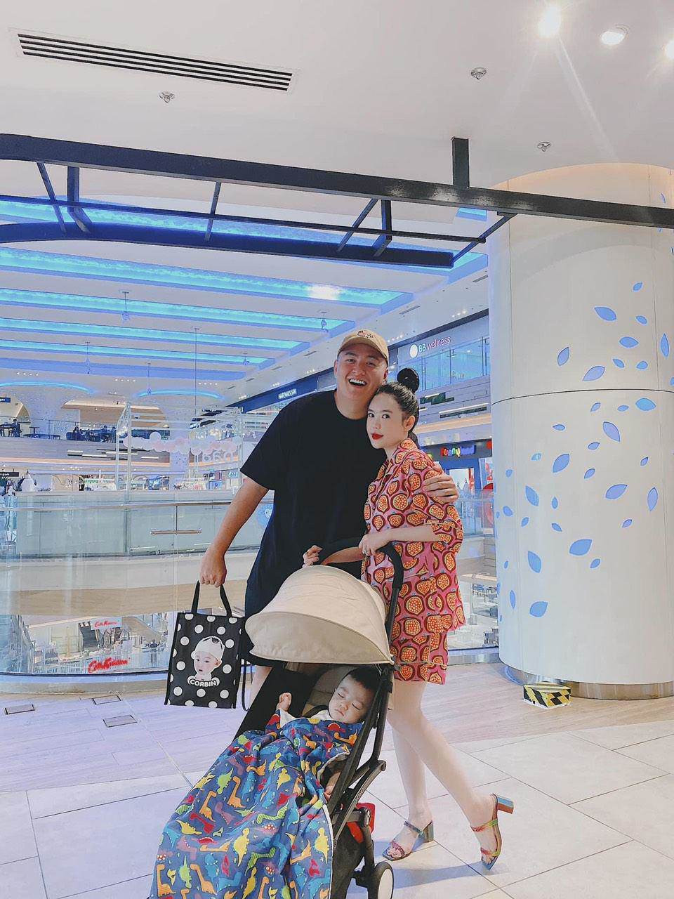 Khi chưa chào đời, Fabo Nguyễn - Vân Tiny đã sắm cả tủ giày hàng hiệu mang đến 2 tuổi vẫn chưa hết.