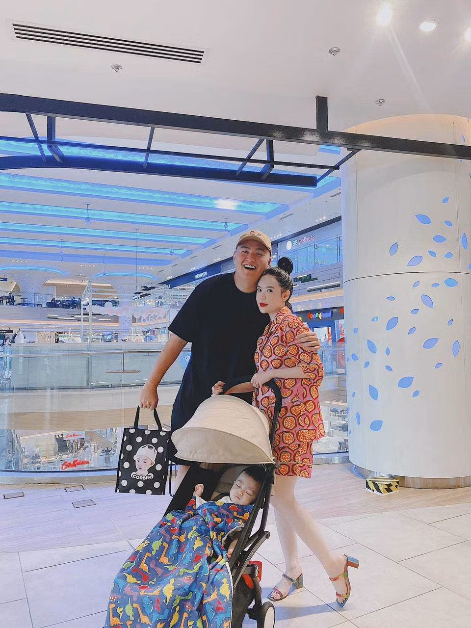 Khi chưa chào đời, Fabo Nguyễn - Vân Tiny đã sắm cả tủ giày hàng hiệu mang đến 2 tuổi vẫn chưa hết.