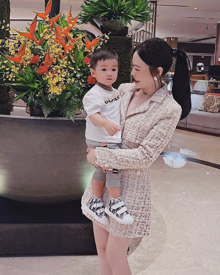 Vân Tiny còn mở đại hội pass đồ cũ của con trai. Những món đồ đều đến từ thương hiệu Gucci, Givenchy, Burberry, Versace...giá từ 5 - 20 triệu đồng. Nguồn ảnh: Instagram, FBNV