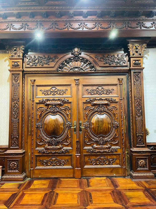 Cánh cửa gỗ lớn được chạm khắc tinh xảo. Ảnh: Tri thức trẻ