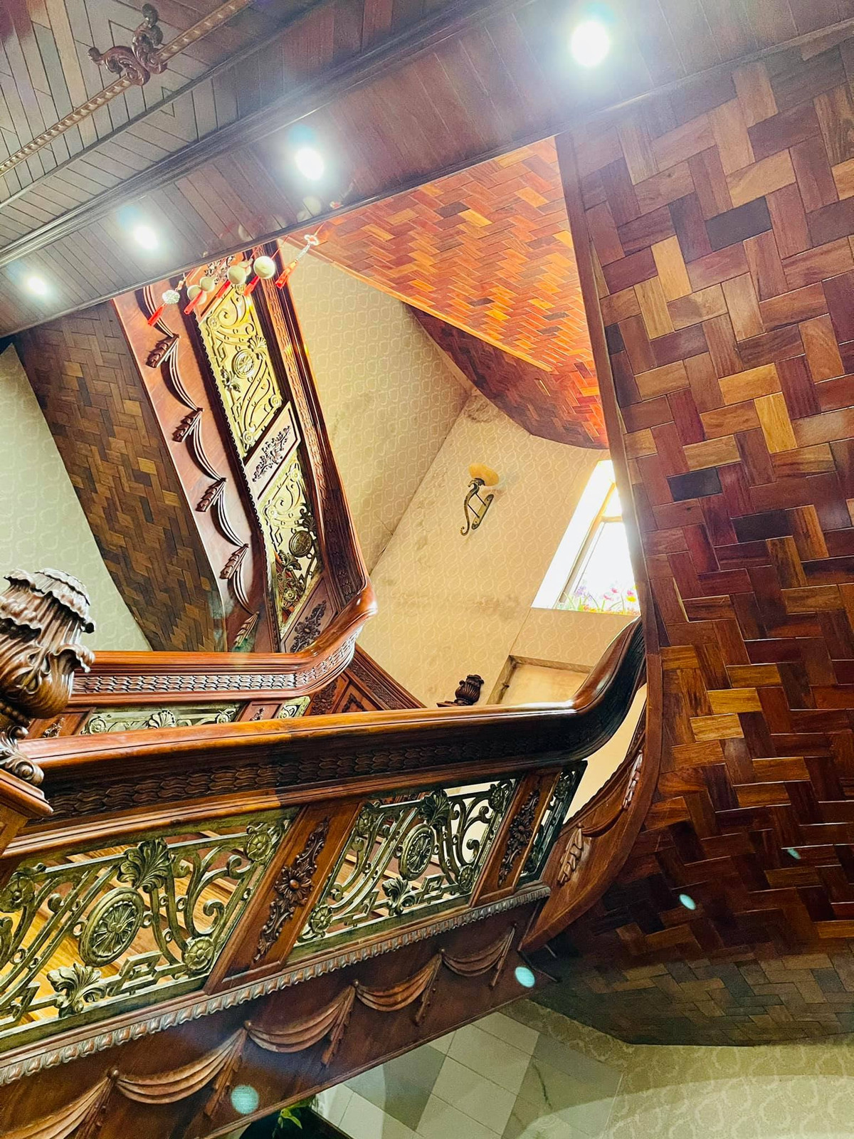 Cầu thang gỗ ấn tượng nhiều chi tiết cầu kỳ. Ảnh: Tri thức trẻ.