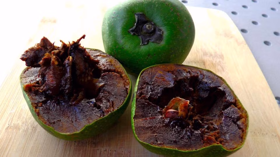  Hồng socola có hương vị rất nhẹ nhàng, hơi ngọt, cùi của nó rất mịn và giống như bánh pudding. Ảnh: Facebook